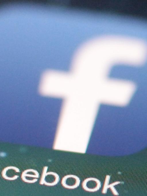 Das Logo der Facebook-App auf einem iPad.
