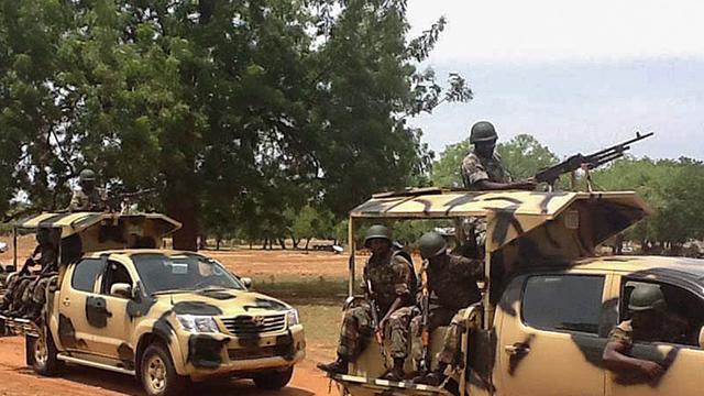 Nigerianische Soldaten in Militärfahrzeugen.