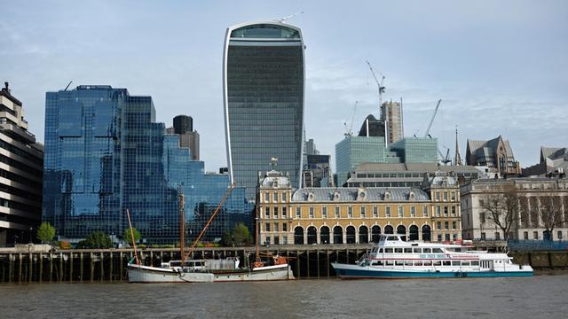 Blick auf den Finanzbezirk der City of London sowie Wohn- und Geschäftshäuser an der Themse