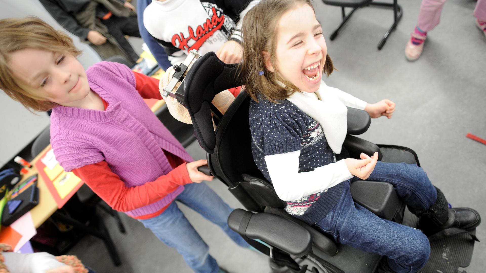 In einer Grundschule wird das gemeinsame Lernen von Kinder mit und ohne Behinderung praktiziert. In einer Grundschule wird das gemeinsame Lernen von Kinder mit und ohne Behinderung praktiziert.