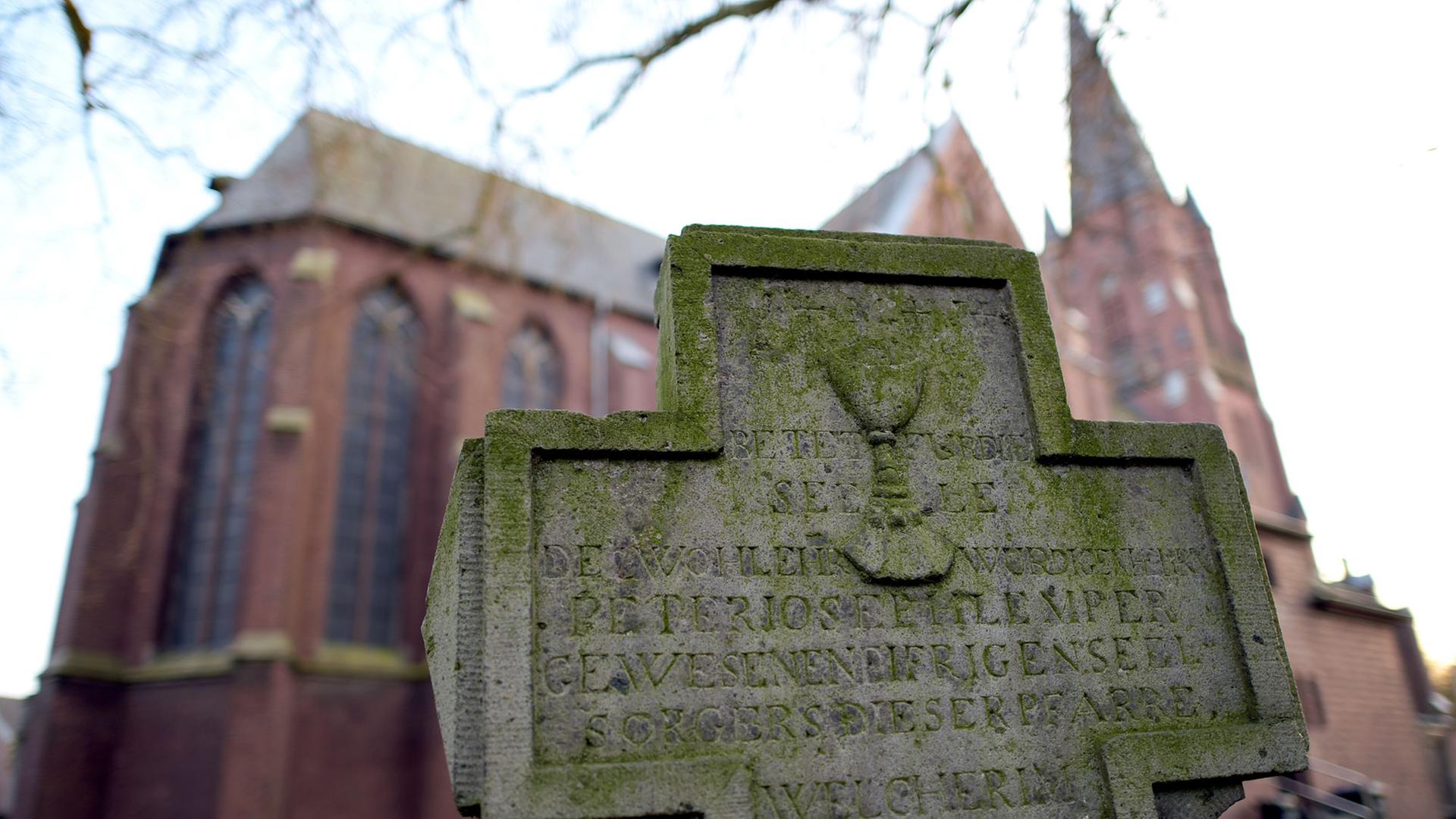Die Kirche St. Cosmas und Damian in Holzweiler (Nordrhein-Westfalen). Der vom Energieriesen RWE betriebene Braunkohletagebau Garzweiler II wird nach dem Willen der rot-grünen Landesregierung verkleinert. Durch die Verkleinerung des Abbaugebietes bliebt die Gemeinde Holzweiler, von der Umsiedlung verschont Die Kirche St. Cosmas und Damian in Holzweiler (Nordrhein-Westfalen). Der vom Energieriesen RWE betriebene Braunkohletagebau Garzweiler II wird nach dem Willen der rot-grünen Landesregierung verkleinert. Durch die Verkleinerung des Abbaugebietes bliebt die Gemeinde Holzweiler, von der Umsiedlung verschont
