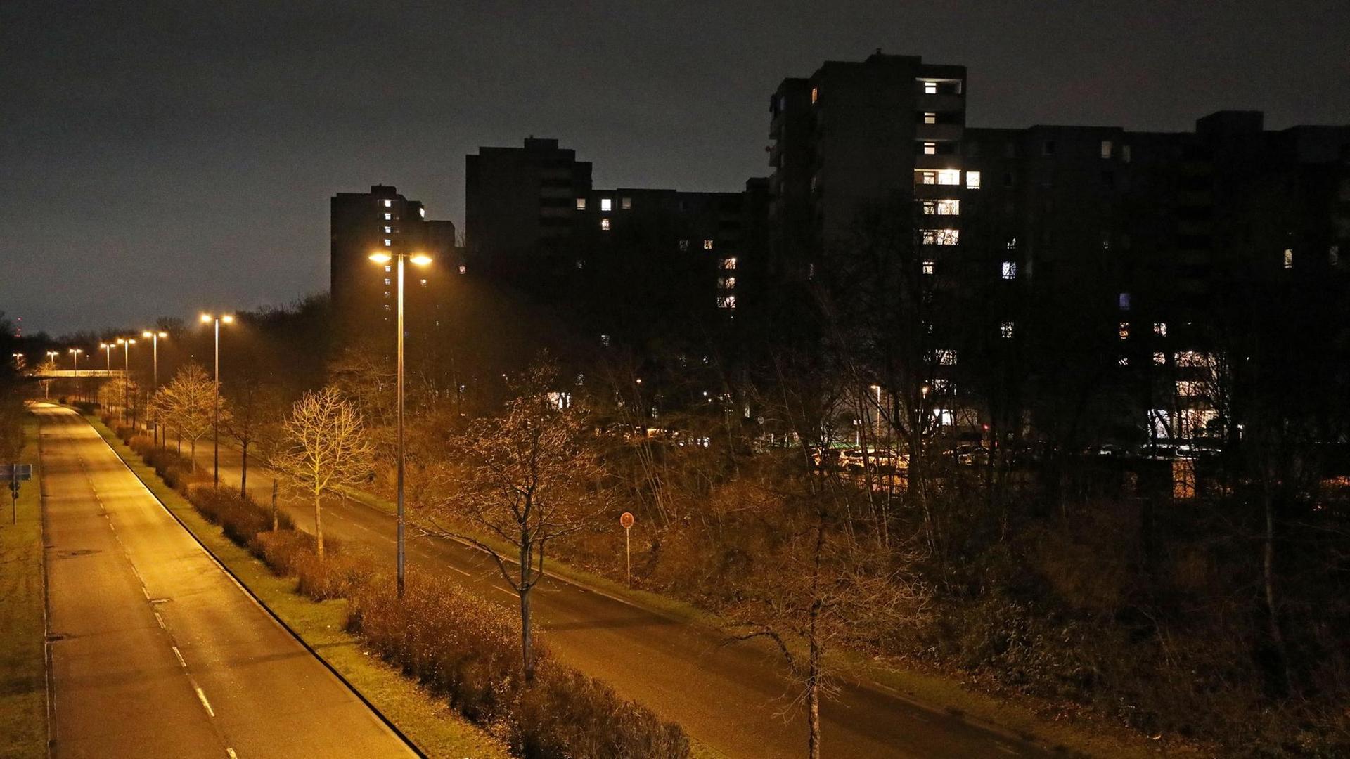 Eine Straße im Stadtteil Chorweiler ist in den Morgenstunden leer. Bundeskanzlerin Merkel und die Regierungschefs der Länder wollen am Dienstag (19.01.2020) über eine mögliche Verschärfung der Lockdown-Regeln beraten. Eine Straße im Stadtteil Chorweiler ist in den Morgenstunden leer. Bundeskanzlerin Merkel und die Regierungschefs der Länder wollen am Dienstag (19.01.2020) über eine mögliche Verschärfung der Lockdown-Regeln beraten.