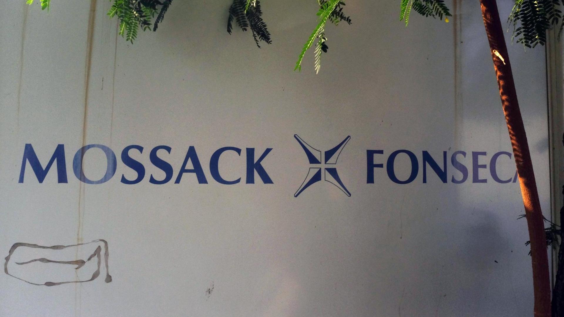 Schild der Kanzlei "Mossack Fonseca" an einem Geschäftsgebäude in Panama City Schild der Kanzlei "Mossack Fonseca" an einem Geschäftsgebäude in Panama City