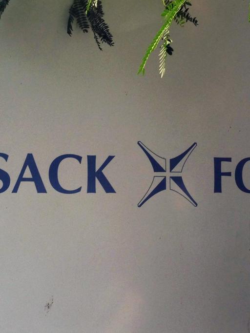 Schild der Kanzlei "Mossack Fonseca" an einem Geschäftsgebäude in Panama City