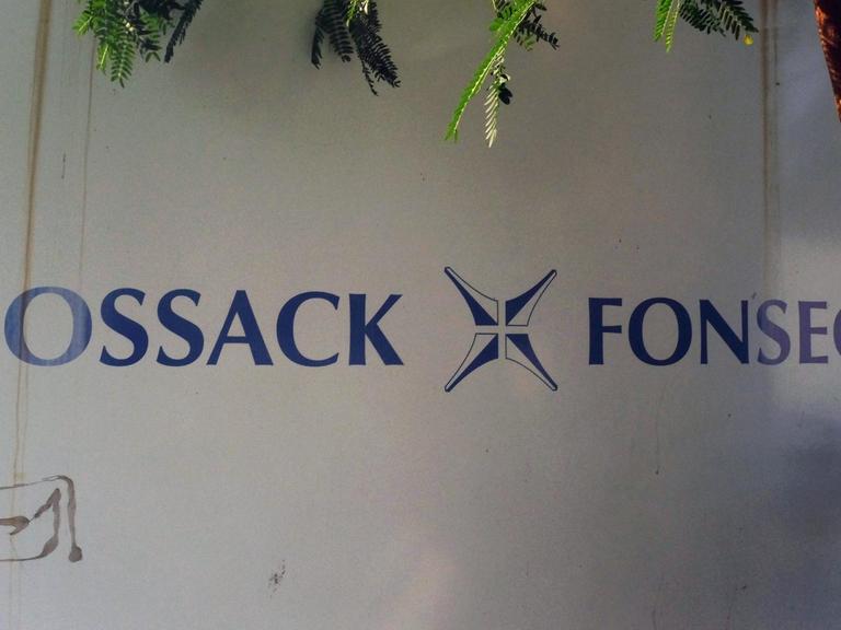 Schild der Kanzlei "Mossack Fonseca" an einem Geschäftsgebäude in Panama City