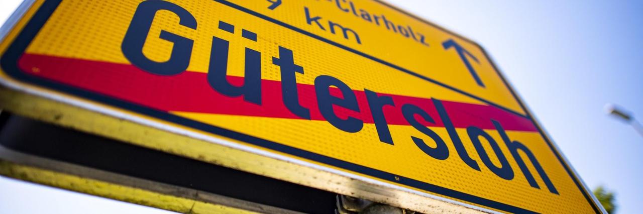 Ein Straßenschild zeigt die Ortsausfahrt Gütersloh. Ein Straßenschild zeigt die Ortsausfahrt Gütersloh.