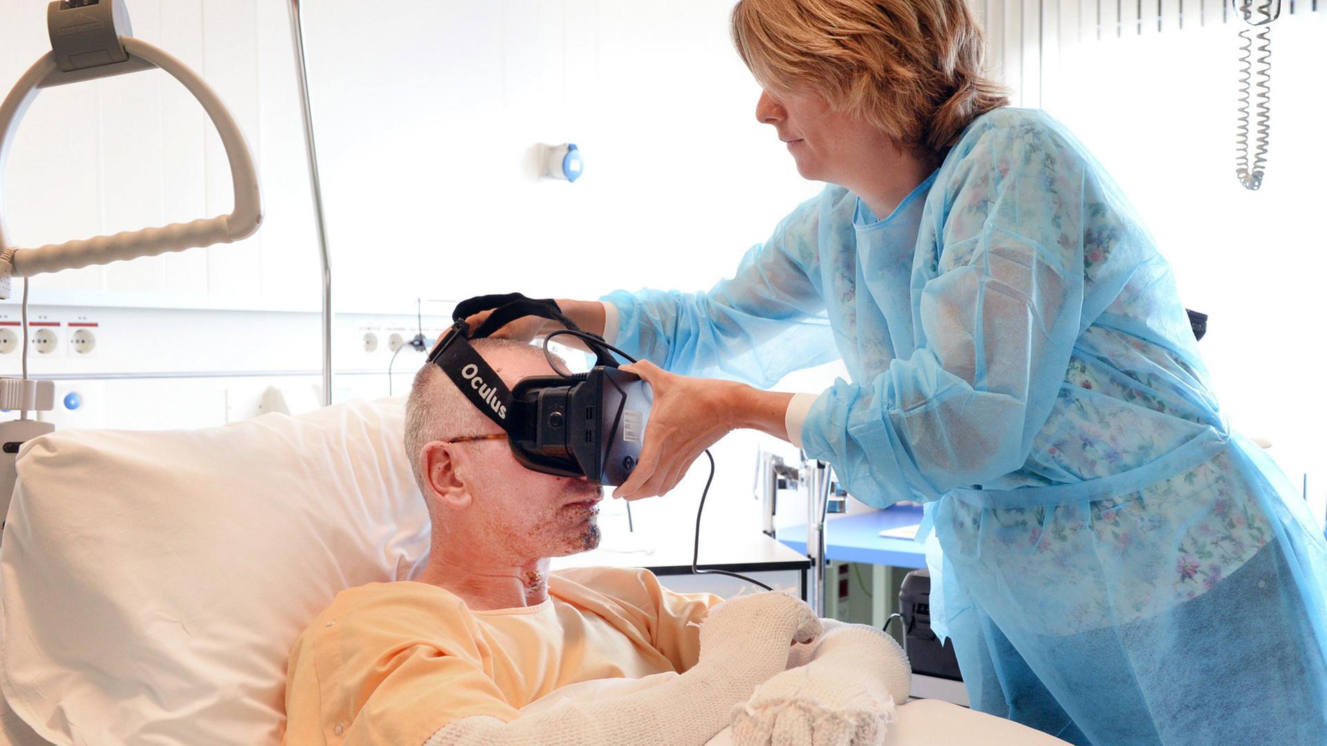 In einem Krankenhaus bekommt ein Patient eine VR-Brille gegen Schmerzen In einem Krankenhaus bekommt ein Patient eine VR-Brille gegen Schmerzen