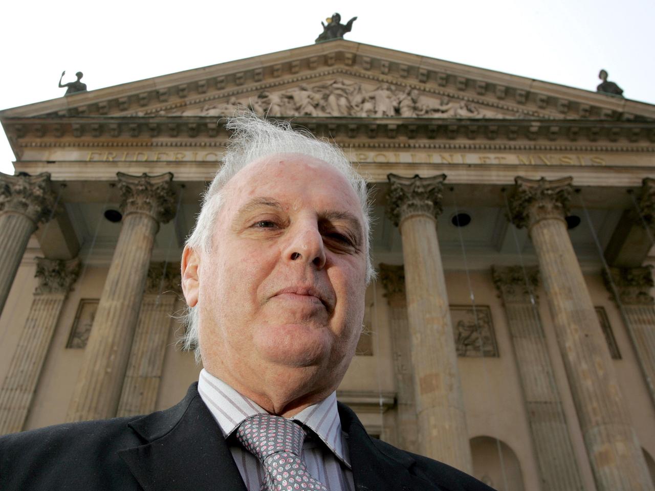 Vor Beginn der Jahrespressekonferenz der Staatsoper steht Generalmusikdirektor Daniel Barenboim am Montag (02.04.2007) vor der Oper in Berlin. Vor Beginn der Jahrespressekonferenz der Staatsoper steht Generalmusikdirektor Daniel Barenboim am Montag (02.04.2007) vor der Oper in Berlin.