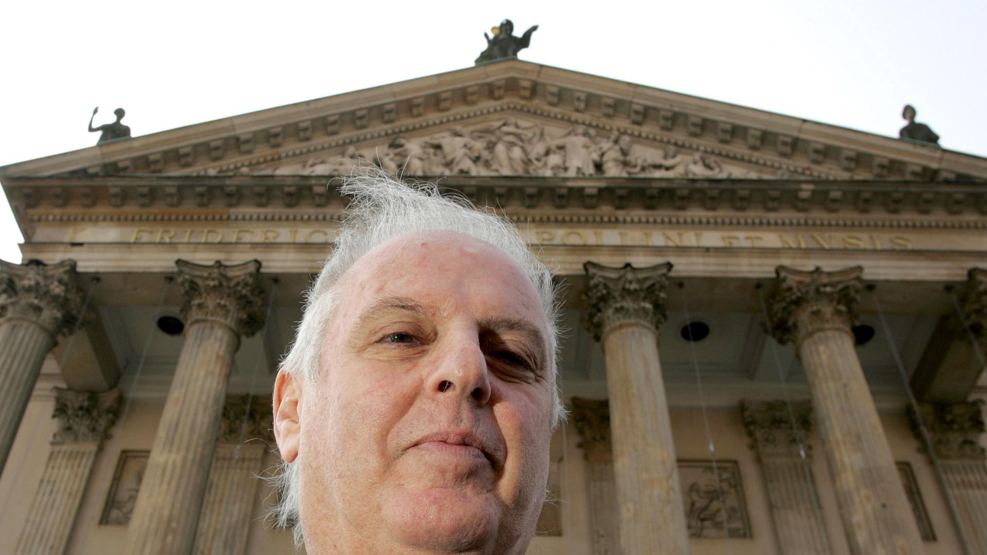 Vor Beginn der Jahrespressekonferenz der Staatsoper steht Generalmusikdirektor Daniel Barenboim am Montag (02.04.2007) vor der Oper in Berlin. Vor Beginn der Jahrespressekonferenz der Staatsoper steht Generalmusikdirektor Daniel Barenboim am Montag (02.04.2007) vor der Oper in Berlin.