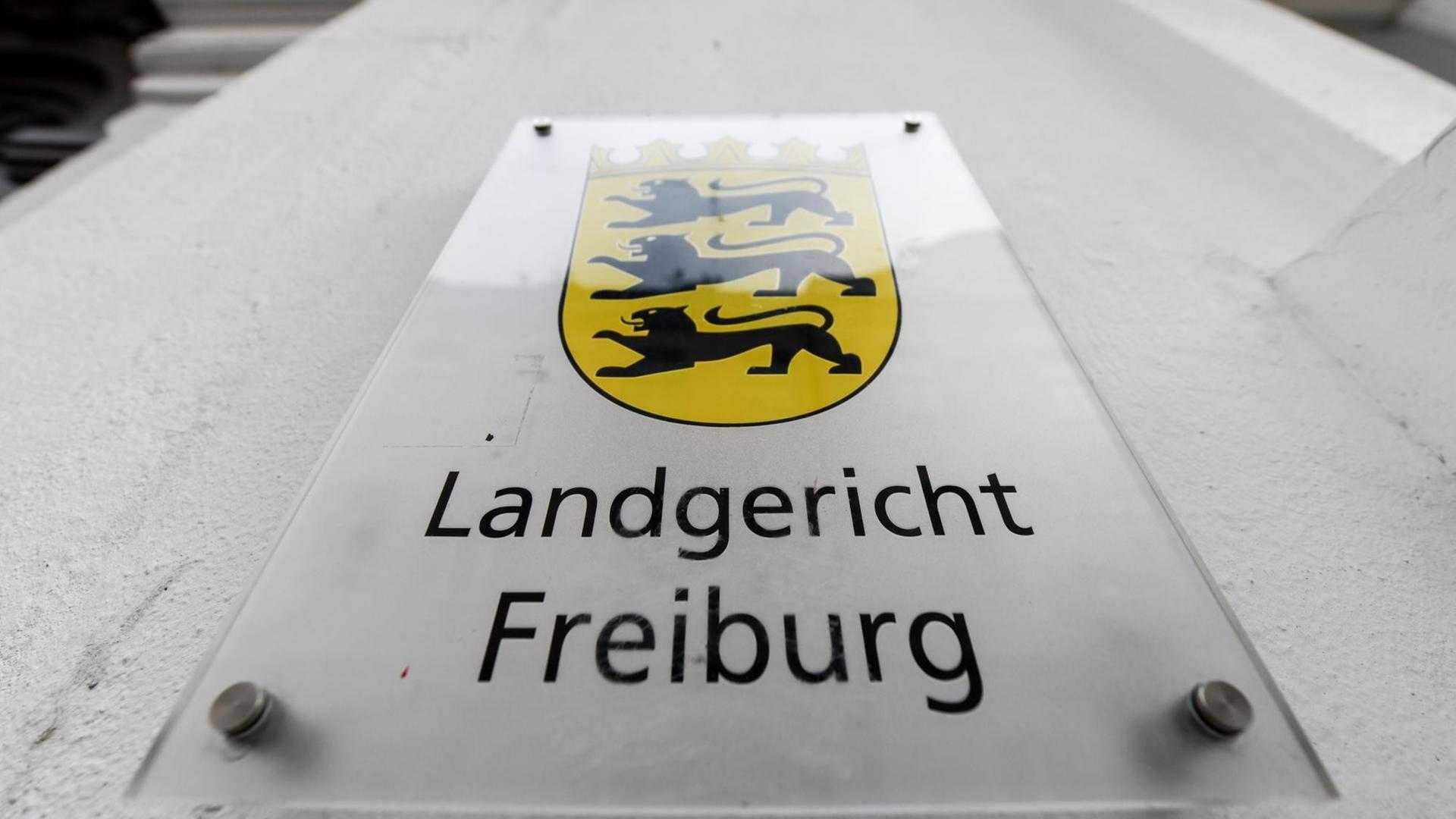 Ein Schild mit der Aufschrift «Landgericht Freiburg» Ein Schild mit der Aufschrift «Landgericht Freiburg»