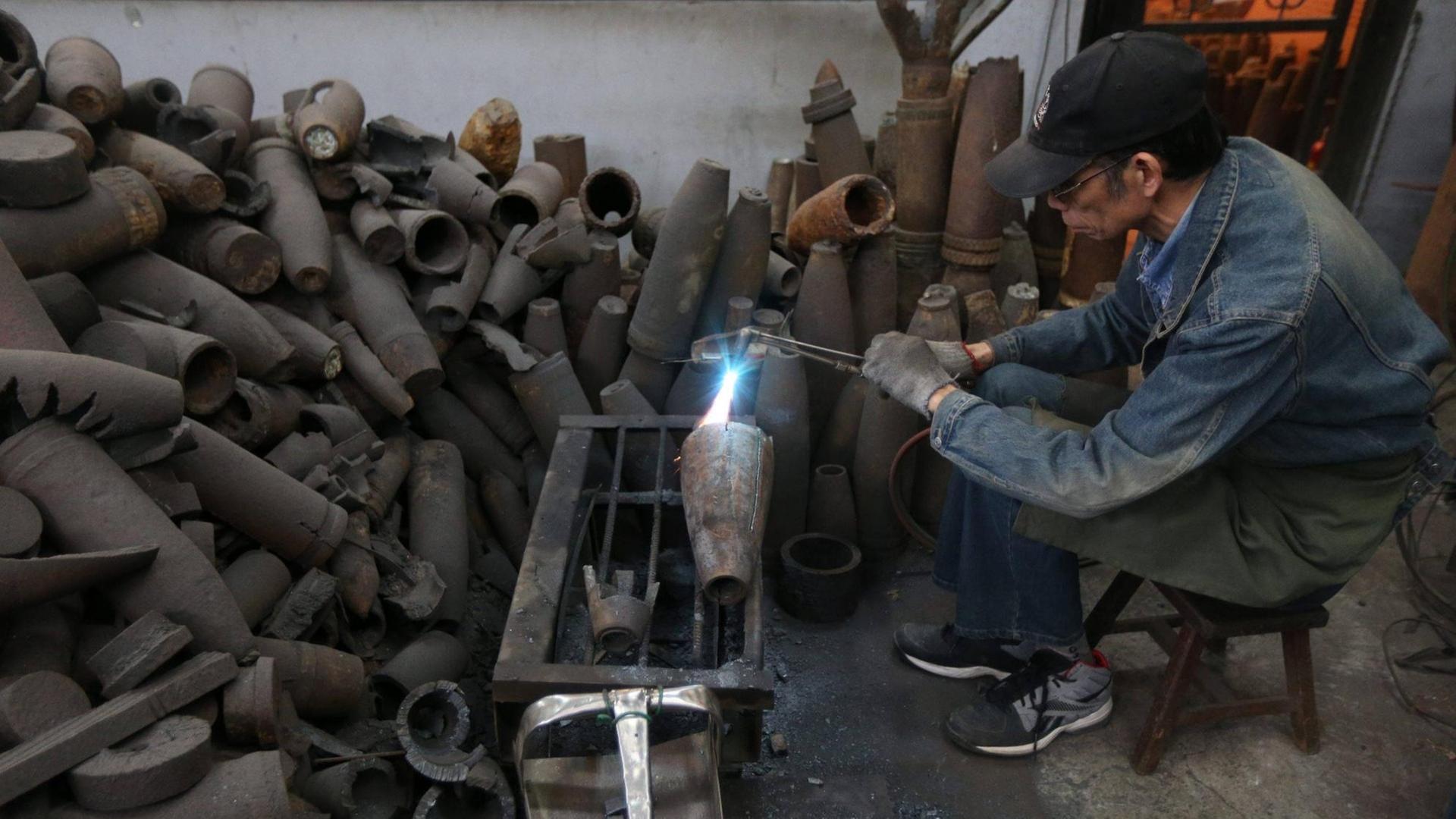 Bildnummer: 59077004 Datum: 14.01.2013 Copyright: imago/Xinhua (130114) -- KINMEN, Jan. 14, 2013 (Xinhua) -- Wu Tzeng-dong cuts an artillery shell in Maestro Wu s Steel Knife Factory that Wu s grandfather founded in 1937 and passed down to him in Kinmen, southeast China s Taiwan, Jan. 14, 2013. The factory is famed for making Kinmen knife , which is a series of kitchen knives and household cutlery made from abandoned artillery shells. (Xinhua/Xing Guangli) (zn) CHINA-TAIWAN-KINMEN-KNIFE MAKING (CN) PUBLICATIONxNOTxINxCHN Wirtschaft Produktion Messer Stahlmesser x0x xac 2013 quer 59077004 Date 14 01 2013 Copyright Imago XINHUA Of Kinmen Jan 14 2013 XINHUA Wu Dong cuts to Artillery Shell in Maestro Wu S Steel Knife Factory Thatcher Wu S Grandfather Founded in 1937 and passed Down to HIM in Of Kinmen South East China S TAIWAN Jan 14 2013 The Factory IS famed for Making Of Kinmen Knife Which IS a Series of Kitchen knives and House cutlery Made from Abandoned Artillery Shells XINHUA Xing Guangli Zn China TAIWAN Of Kinmen Knife Making CN PUBLICATIONxNOTxINxCHN Economy Production Knife x0x 2013 horizontal Bildnummer: 59077004 Datum: 14.01.2013 Copyright: imago/Xinhua (130114) -- KINMEN, Jan. 14, 2013 (Xinhua) -- Wu Tzeng-dong cuts an artillery shell in Maestro Wu s Steel Knife Factory that Wu s grandfather founded in 1937 and passed down to him in Kinmen, southeast China s Taiwan, Jan. 14, 2013. The factory is famed for making Kinmen knife , which is a series of kitchen knives and household cutlery made from abandoned artillery shells. (Xinhua/Xing Guangli) (zn) CHINA-TAIWAN-KINMEN-KNIFE MAKING (CN) PUBLICATIONxNOTxINxCHN Wirtschaft Produktion Messer Stahlmesser x0x xac 2013 quer 59077004 Date 14 01 2013 Copyright Imago XINHUA Of Kinmen Jan 14 2013 XINHUA Wu Dong cuts to Artillery Shell in Maestro Wu S Steel Knife Factory Thatcher Wu S Grandfather Founded in 1937 and passed Down to HIM in Of Kinmen South East China S TAIWAN Jan 14 2013 The Factory IS famed for Making Of Kinmen Knife Which IS a Series of Kitchen knives and House cutlery Made from Abandoned Artillery Shells XINHUA Xing Guangli Zn China TAIWAN Of Kinmen Knife Making CN PUBLICATIONxNOTxINxCHN Economy Production Knife x0x 2013 horizontal