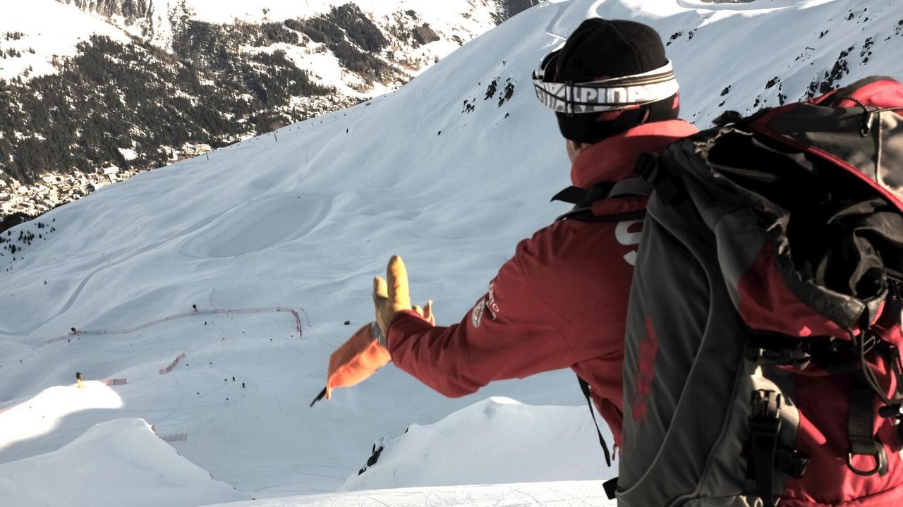 Vali Meier, Chef der Bergwacht "SOS Jakobshorn", wirft den Sprengsatz für die Probesprengung. Vali Meier, Chef der Bergwacht "SOS Jakobshorn", wirft den Sprengsatz für die Probesprengung.