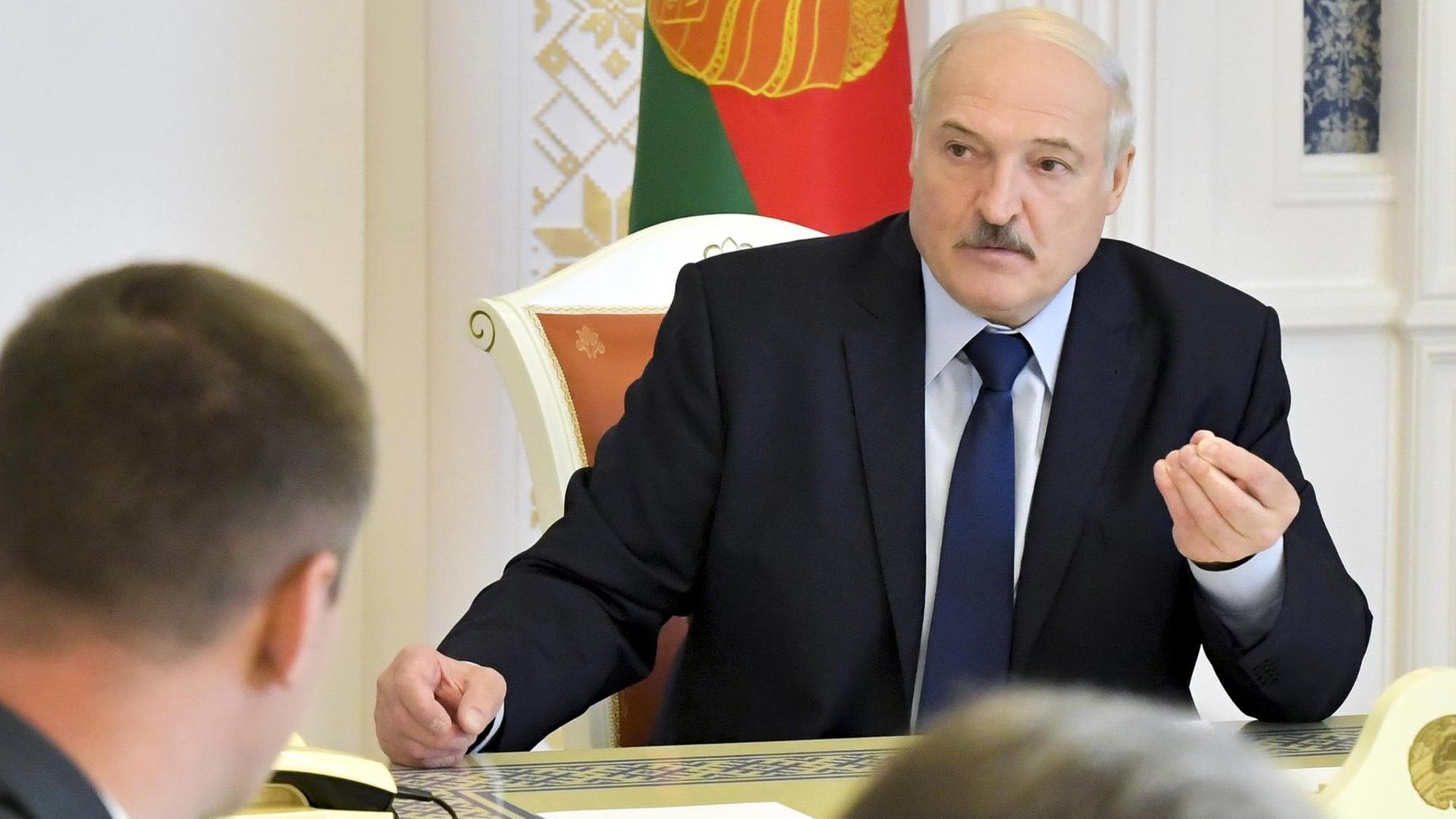 Alexander Lukaschenko, Präsident von Belarus, spricht bei einem Treffen zu Fragen des Funktionierens und der Effizienzsteigerung der Bauindustrie.