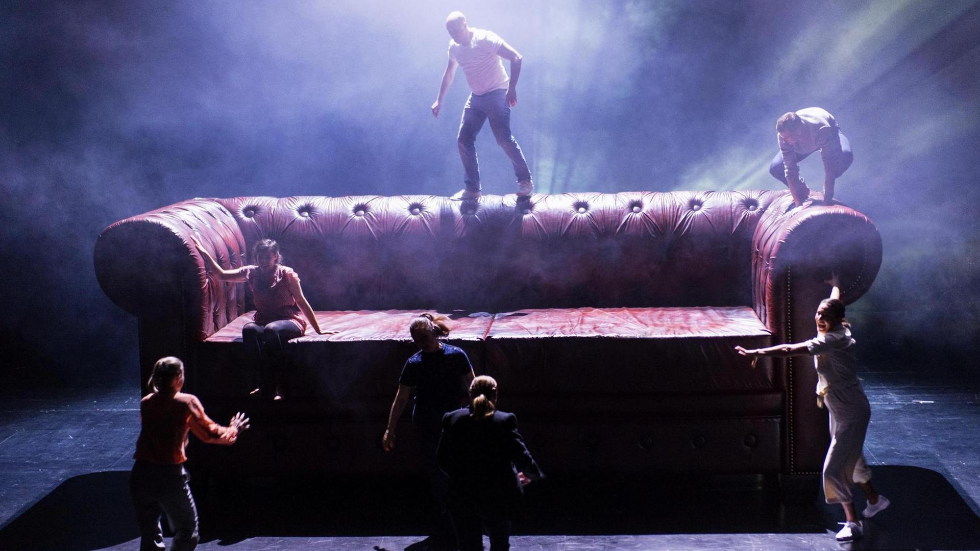Eine Theater-Szene der Produktion HOUSE OF HORROR (Text von Volker Lösch und Christine Lang), die am Theater Bonn uraufgeführt wird. Das Zu sehen ist ein riesiges Ledersofa vor und auf dem sich Mitglieder des Ensembles bewegen. Eine Theater-Szene der Produktion HOUSE OF HORROR (Text von Volker Lösch und Christine Lang), die am Theater Bonn uraufgeführt wird. Das Zu sehen ist ein riesiges Ledersofa vor und auf dem sich Mitglieder des Ensembles bewegen.