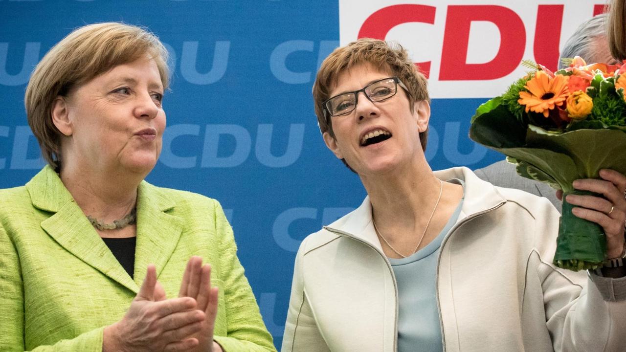 Bundeskanzlerin und CDU-Bundesvorsitzende Angela Merkel überreicht Blumen an Saarlands Ministerpräsidentin Annegret Kramp-Karrenbauer am 27.03.2017 in Berlin in der CDU Parteizentrale.