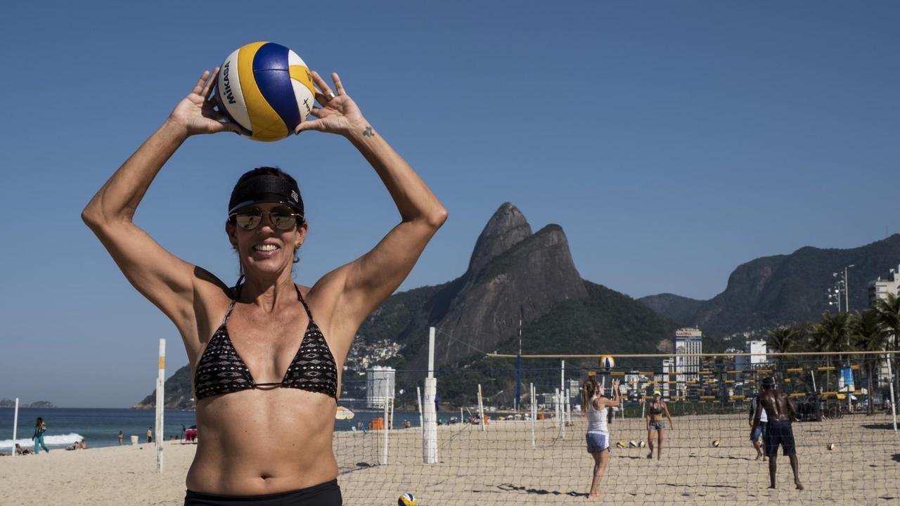 Beachvolleyballerin Jackie Silva, Brasiliens erste Olympiasiegerin in Atlanta 1996, steht am Strand von Ipanema in Rio de Janeiro. 