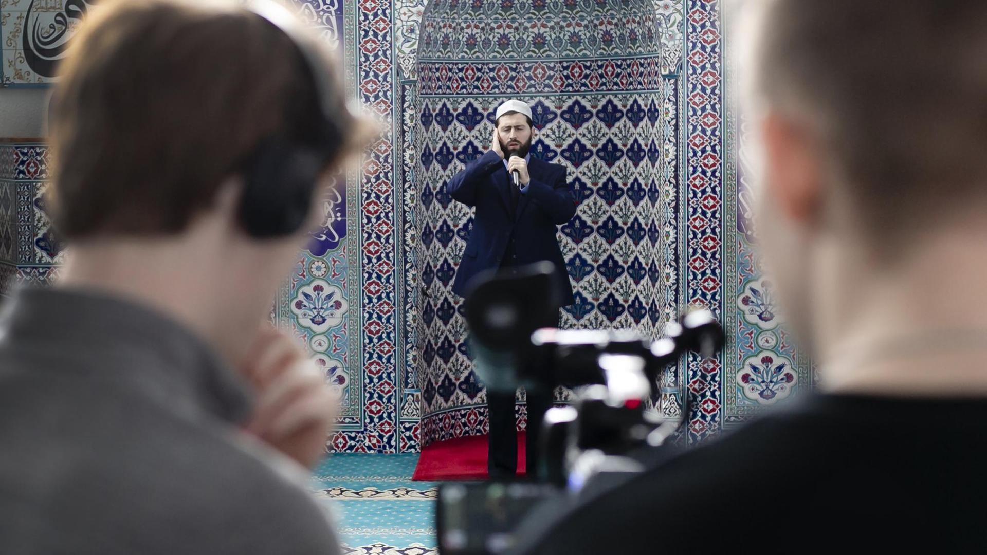 Ein Imam singt den Gebetsruf anlässlich des Ramadan-Festes. Ein Imam singt den Gebetsruf anlässlich des Ramadan-Festes.