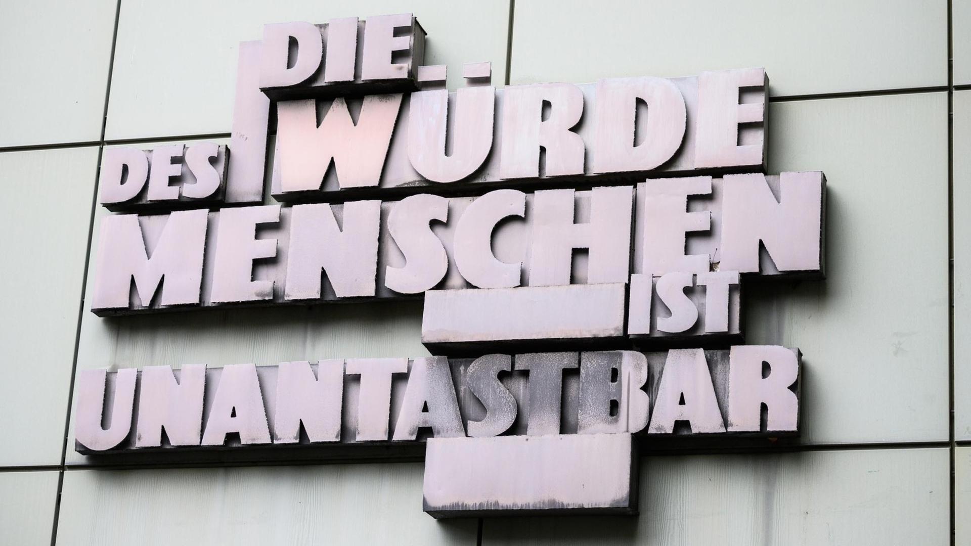 An der Fassade des Frankfurter Landgerichts steht in übergroßen Buchstaben "Die Würde des Menschen ist unantastbar".