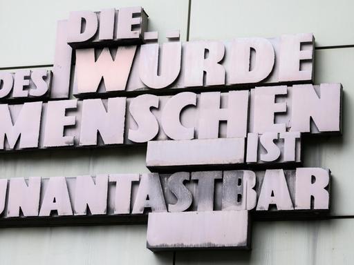 An der Fassade des Frankfurter Landgerichts steht in übergroßen Buchstaben "Die Würde des Menschen ist unantastbar".