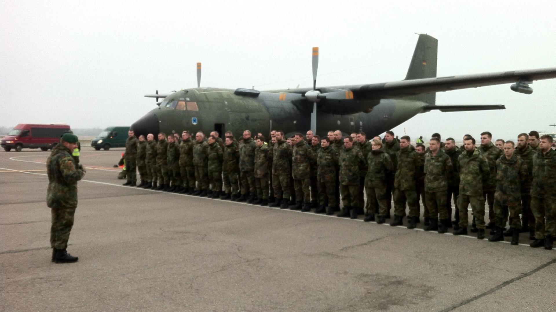 Oberstleutnant Christoph Huber (l), Kommandeur des von der Bundeswehr angeführten Nato-Bataillons in Litauen, begrüßt die ankommenden deutschen Soldaten am 01.02.2017 vor einer Transall-Transportmaschine in Kaunas, Litauen. Oberstleutnant Christoph Huber (l), Kommandeur des von der Bundeswehr angeführten Nato-Bataillons in Litauen, begrüßt die ankommenden deutschen Soldaten am 01.02.2017 vor einer Transall-Transportmaschine in Kaunas, Litauen.