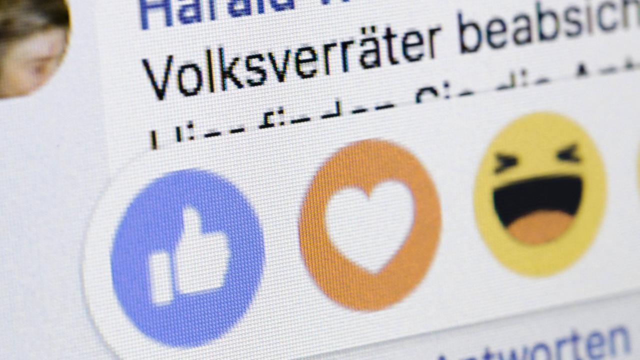 In einem Post bei Facebook steht Volksverräter
In einem Post bei Facebook steht Volksverräter