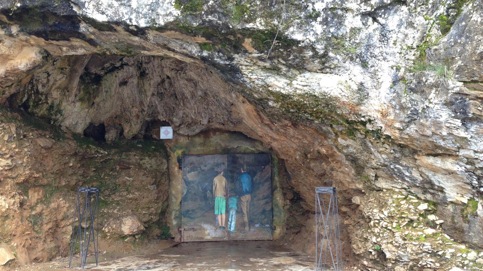 Der Eingang der Höhle von Isturitz.