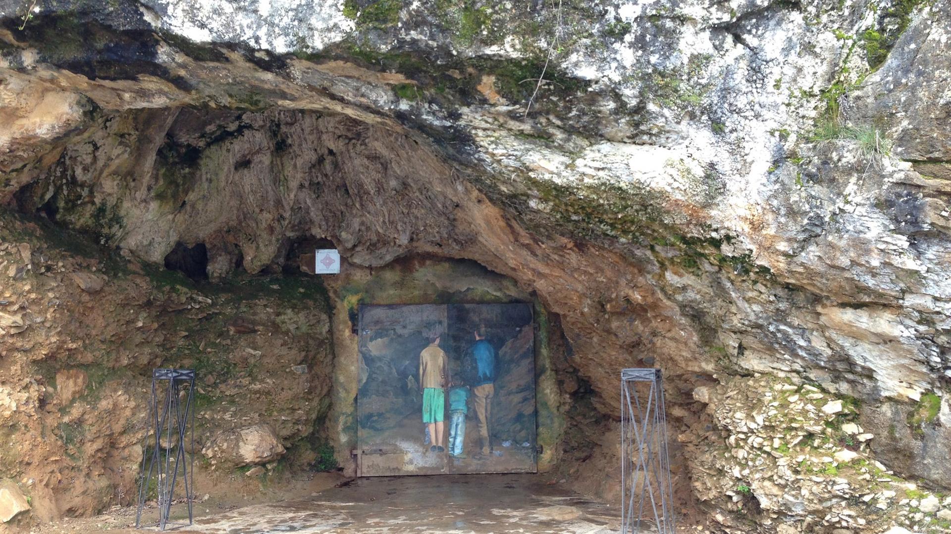 Der Eingang der Höhle von Isturitz. Der Eingang der Höhle von Isturitz.