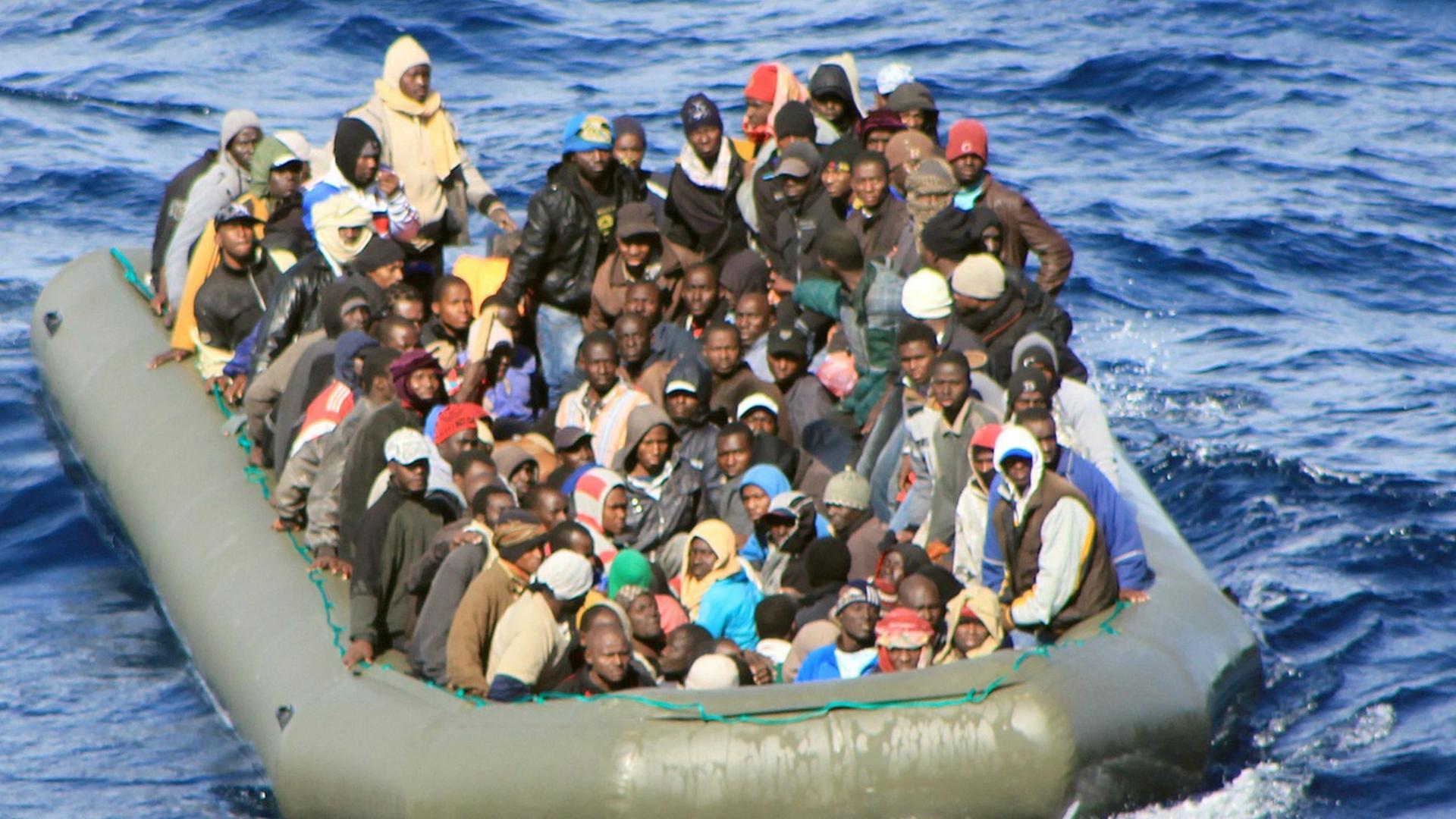 Schlauchboot treibt mit Flüchtlingen aus Afrika auf dem Mittelmeer.