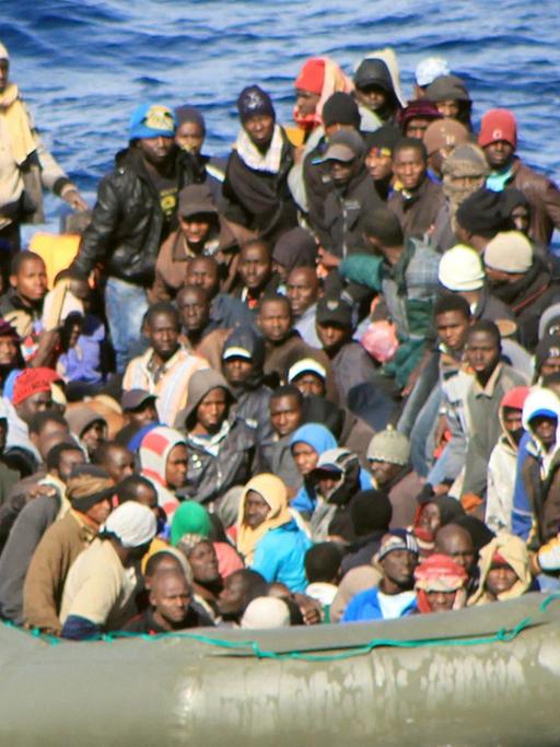 Schlauchboot treibt mit Flüchtlingen aus Afrika auf dem Mittelmeer.