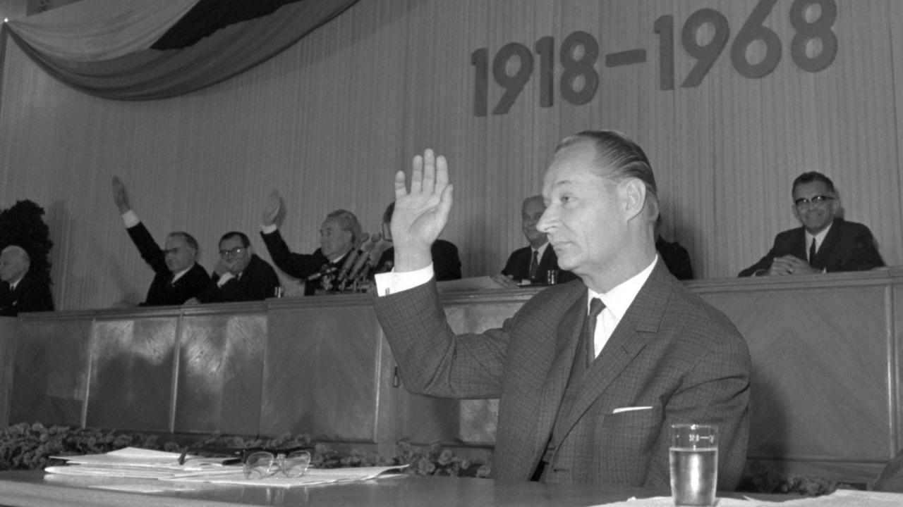 Der Führer der Kommunistischen Partei der Tschechoslowakei, Alexander Dubcek, bei einer Abstimmung im Parlament am 27. Oktober 1968 Der Führer der Kommunistischen Partei der Tschechoslowakei, Alexander Dubcek, bei einer Abstimmung im Parlament am 27. Oktober 1968