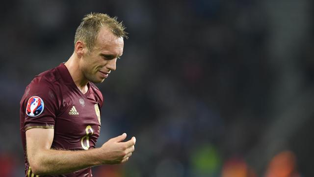 Der russische Fußball-Nationalspieler Denis Gluschakow geht nach dem EM-Vorrunden-Aus enttäuscht vom Feld.
