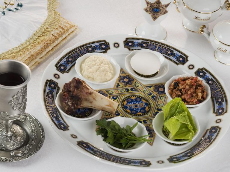 Ein gedeckter Seder-Tisch. Seder ist ein jüdisches Fest, bei dem in bestimmte Speisen in einer festgelegten Reihenfolge verzehrt werden