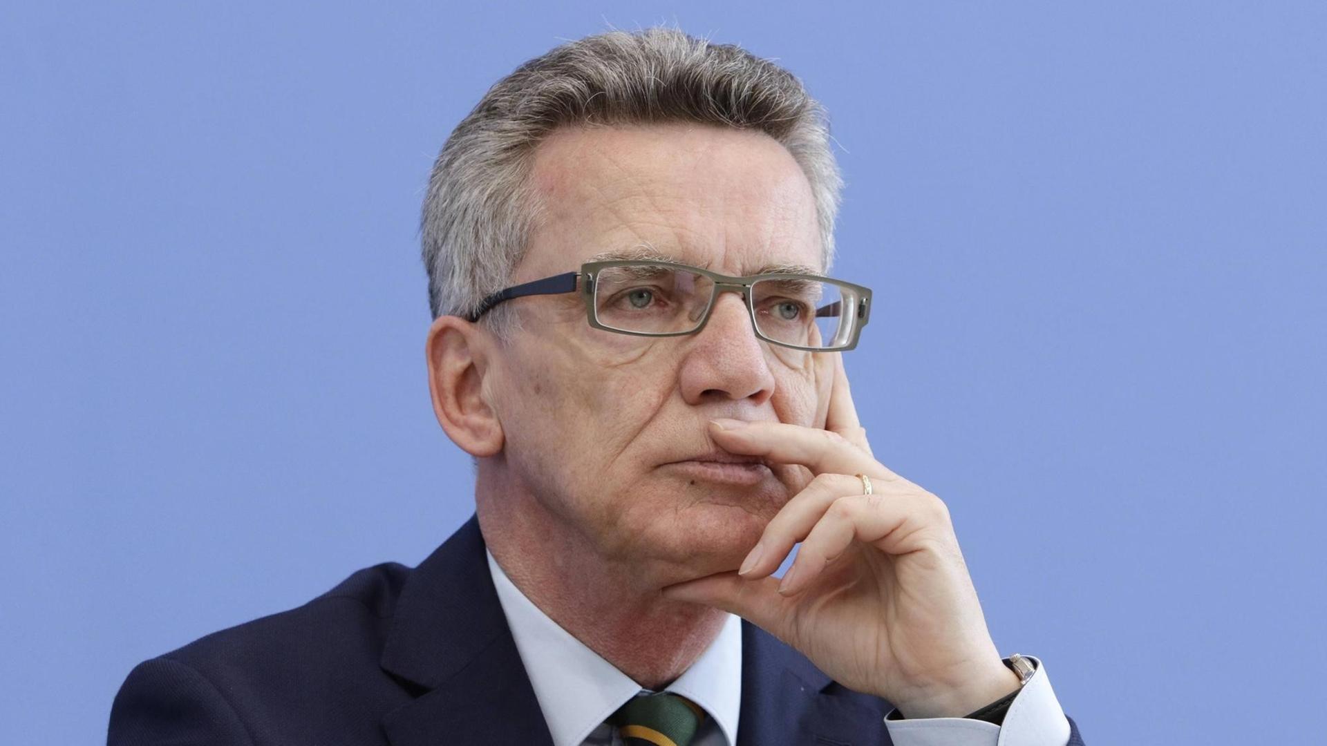 Bundesinnenminister Dr. Thomas de Maiziere (CDU) am 13. 7. 2015 in Berlin bei der Pressekonferenz zur Vorstellung des Jahresberichts der Bundespolizei. Bundesinnenminister Dr. Thomas de Maiziere (CDU) am 13. 7. 2015 in Berlin bei der Pressekonferenz zur Vorstellung des Jahresberichts der Bundespolizei.