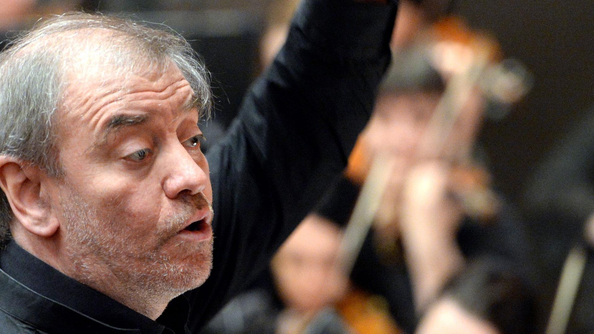 Der Intendant Waleri Gergijew dirigiert das Orchester des Mariinski-Theaters im russischen St. Petersburg.