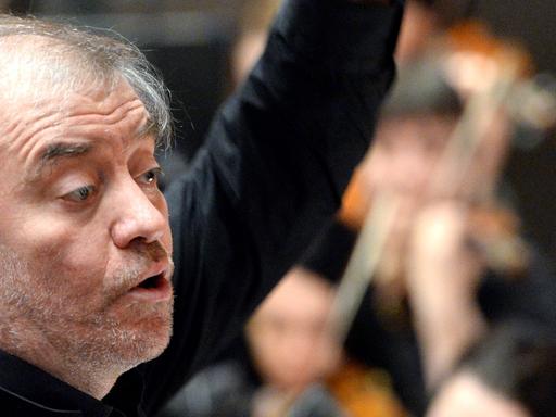Der Intendant Waleri Gergijew dirigiert das Orchester des Mariinski-Theaters im russischen St. Petersburg. Foto: dpa/RIA Novosti