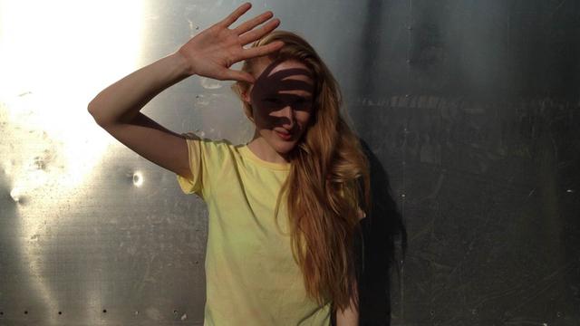 Medienkünstlerin Britta Thiemann schützt ihr Gesicht mit einer Hand vor der Sonne. Foto: Andi Hörmann