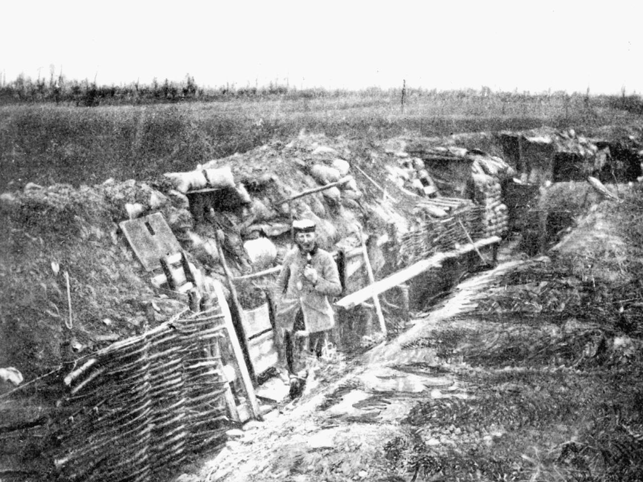 Ein deutscher Soldat in einem Schützengraben vor Ypern am 24. April 1915. Ein deutscher Soldat in einem Schützengraben vor Ypern am 24. April 1915.
