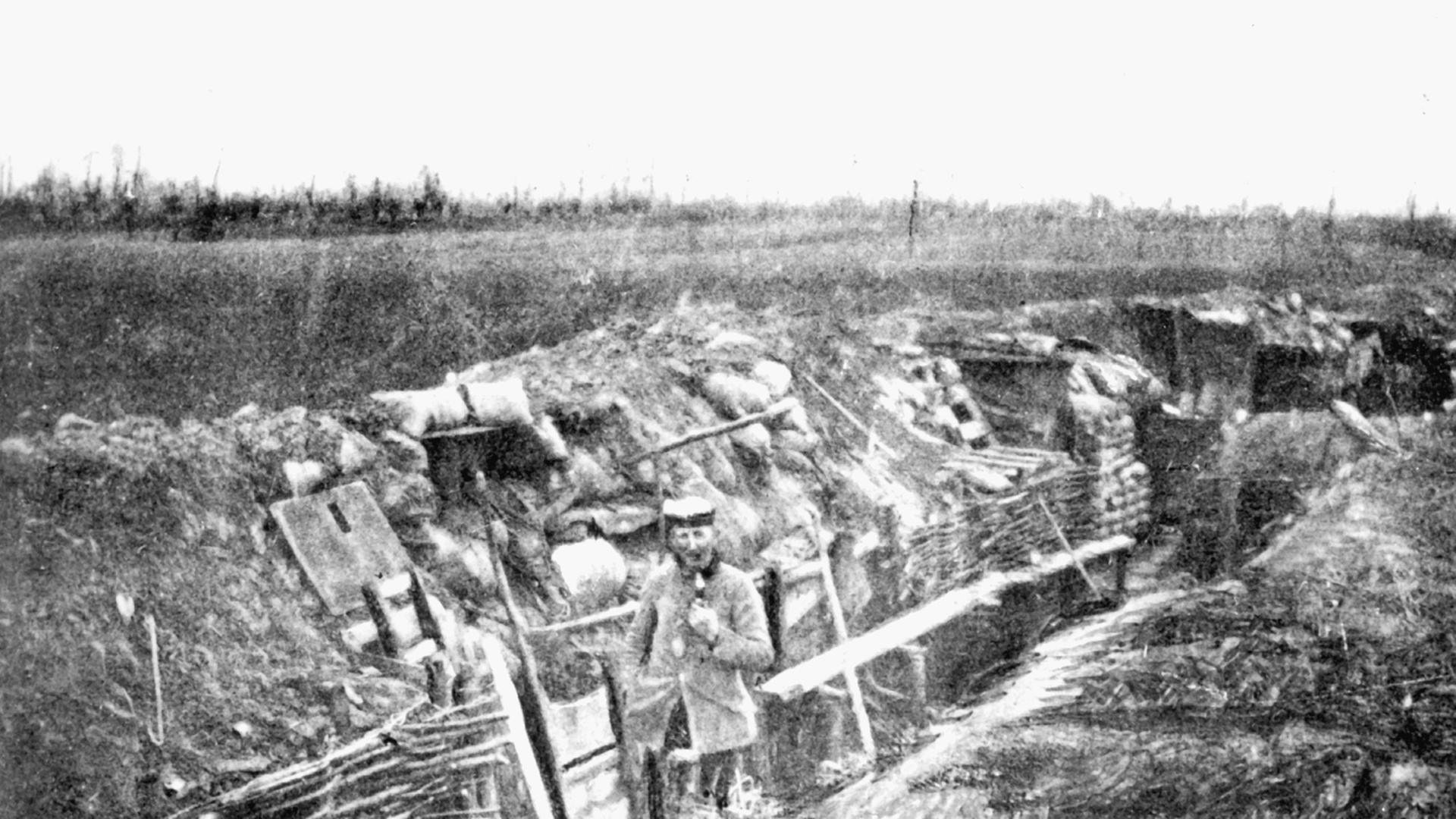 Ein deutscher Soldat in einem Schützengraben vor Ypern am 24. April 1915. Ein deutscher Soldat in einem Schützengraben vor Ypern am 24. April 1915.