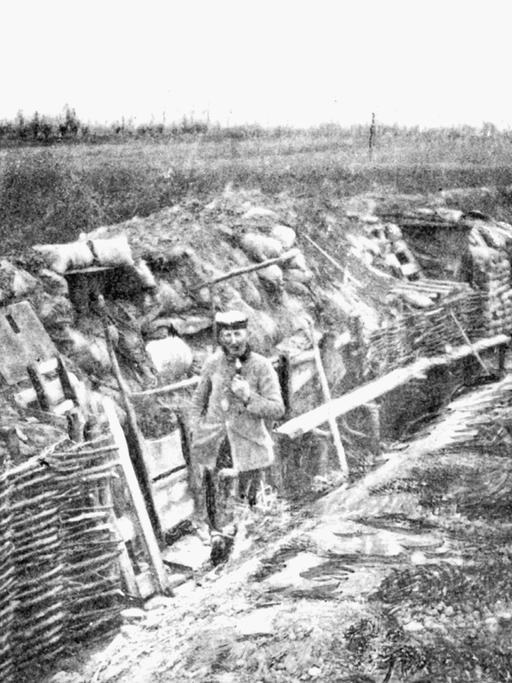 Ein deutscher Soldat in einem Schützengraben vor Ypern am 24. April 1915.