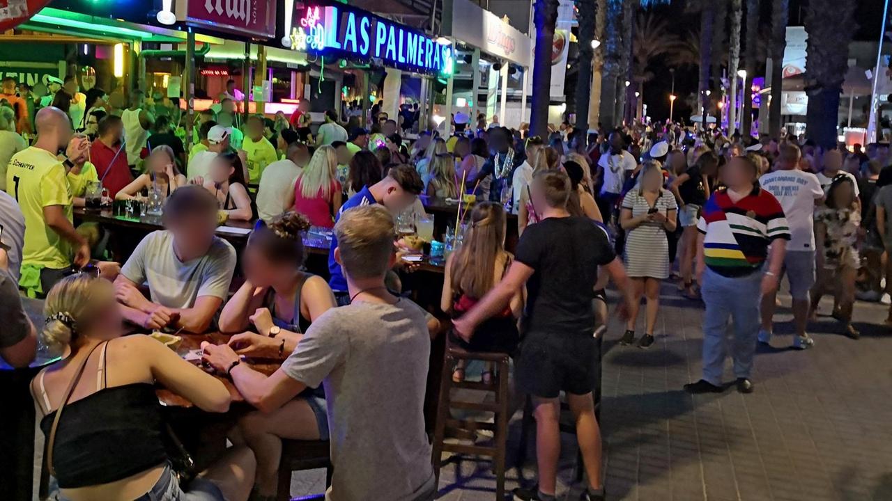 Menschen feiern auf Mallorca in Bars und Kneipen. Menschen feiern auf Mallorca in Bars und Kneipen.