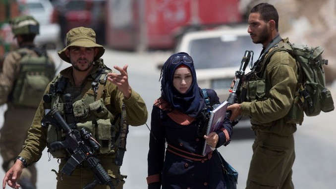 Eine Palästinenserin passiert einen Checkpoint der israelischen Armee in Hebron.