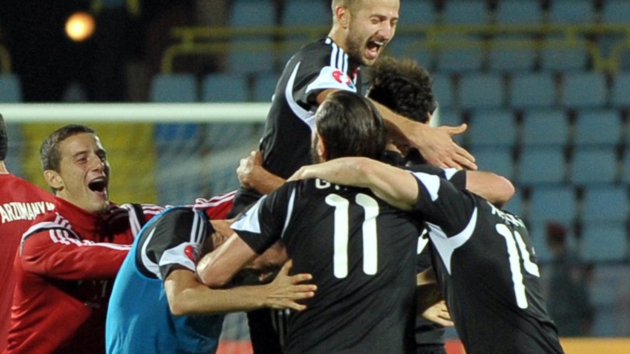 Spieler der albanischen Fußball-Nationalmannschaft jubeln am Ende des Spiels gegen Armenien, mit dem sich das Team für die Europameisterschaft 2016 in Frankreich qualifiziert hat. Spieler der albanischen Fußball-Nationalmannschaft jubeln am Ende des Spiels gegen Armenien, mit dem sich das Team für die Europameisterschaft 2016 in Frankreich qualifiziert hat.
