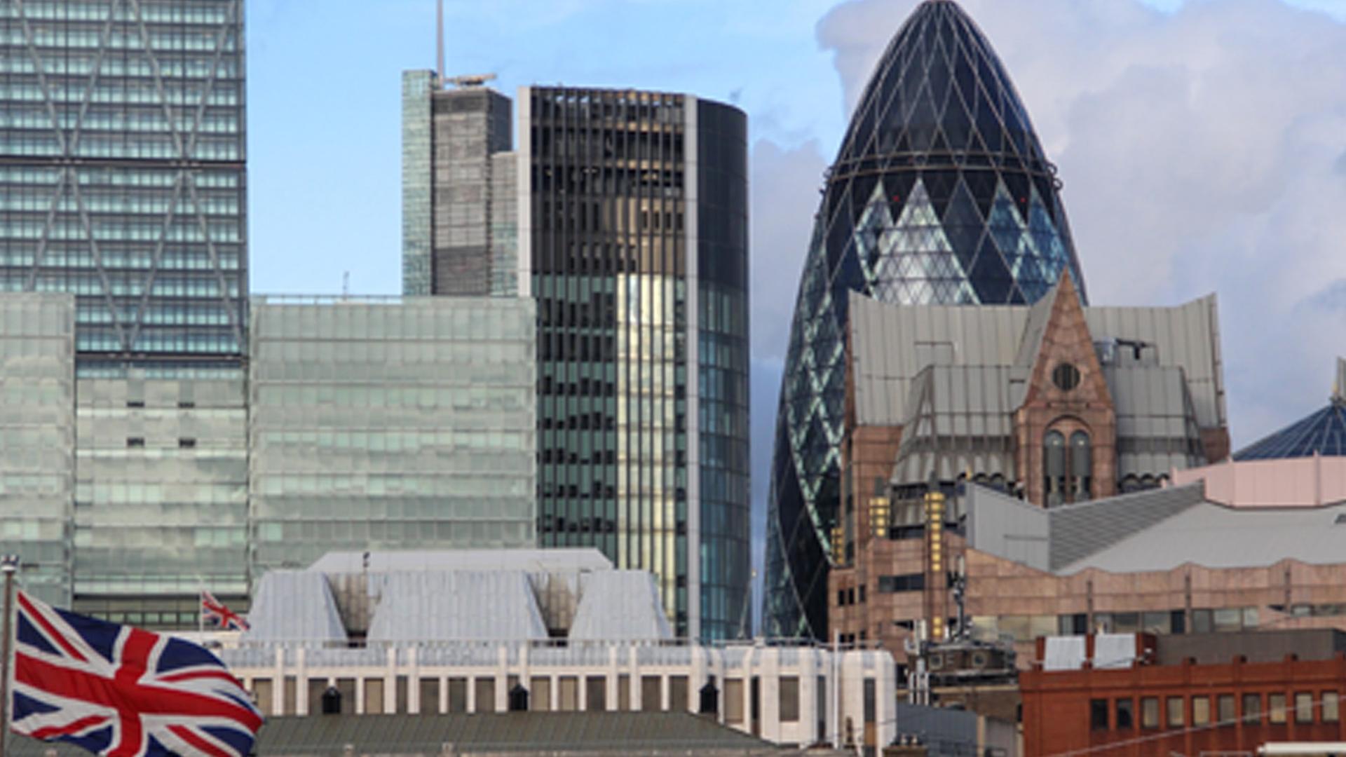 Finanzzentrum City of London mit 30 St Mary Axe Hochhaus (the Gherkin) Finanzzentrum City of London mit 30 St Mary Axe Hochhaus (the Gherkin)