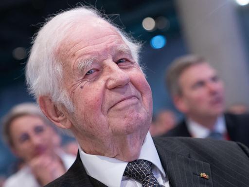 Der ehemalige CDU-Politiker und Ministerpräsident von Sachsen Kurt Biedenkopf blickt in die Kamera. Auf dieser Aufnahme von 2019 ist er 89 Jahre alt.