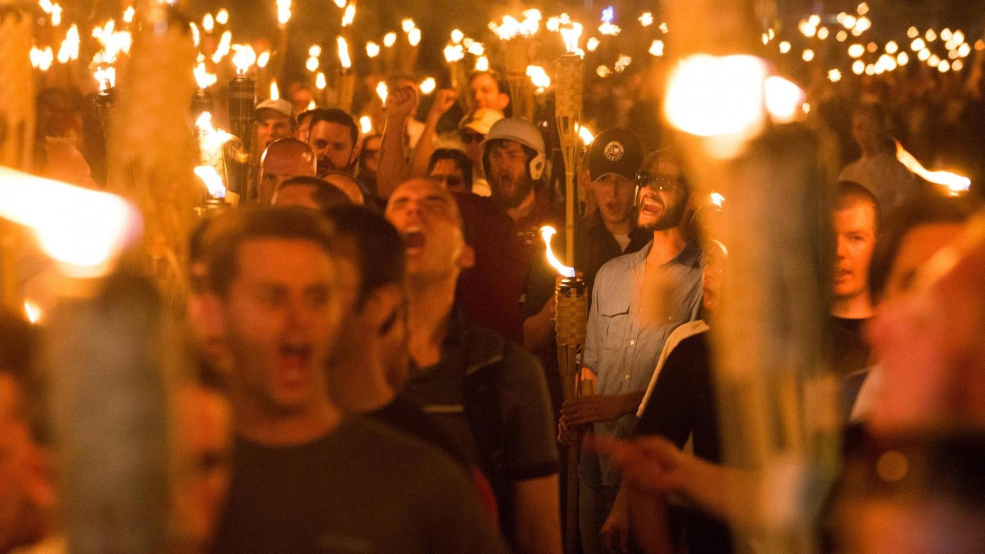 US-amerikanische Nationalisten marschieren am 12. August 2017 in Charlottesville, US-Bundesstaat Virginia. Im Zuge dieses Aufmarsches von Nationalisten und Rechtsextremen kam es zu zahlreichen Zusammenstößen. US-amerikanische Nationalisten marschieren am 12. August 2017 in Charlottesville, US-Bundesstaat Virginia. Im Zuge dieses Aufmarsches von Nationalisten und Rechtsextremen kam es zu zahlreichen Zusammenstößen.