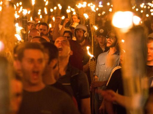 US-amerikanische Nationalisten marschieren am 12. August 2017 in Charlottesville, US-Bundesstaat Virginia. Im Zuge dieses Aufmarsches von Nationalisten und Rechtsextremen kam es zu zahlreichen Zusammenstößen.