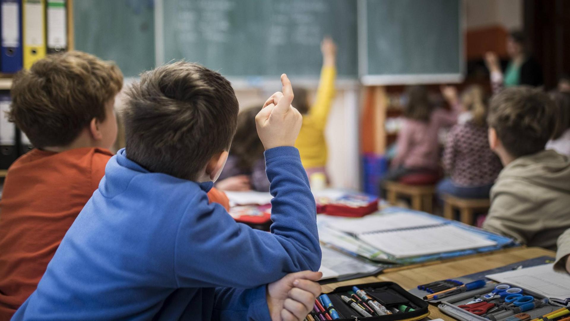 Schueler waehrend einer Unterrichtsstunde. Feature an einer Schule in Goerlitz, 03.02.2017. , available, , Goerlitz Deutschland PUBLICATIONxINxGERxSUIxAUTxONLY Copyright: xFlorianxGaertnerx Schueler waehrend a Lesson Feature to a School in Goerlitz 03 02 2017 available Goerlitz Germany PUBLICATIONxINxGERxSUIxAUTxONLY Copyright xFlorianxGaertnerx Schueler waehrend einer Unterrichtsstunde. Feature an einer Schule in Goerlitz, 03.02.2017. , available, , Goerlitz Deutschland PUBLICATIONxINxGERxSUIxAUTxONLY Copyright: xFlorianxGaertnerx Schueler waehrend a Lesson Feature to a School in Goerlitz 03 02 2017 available Goerlitz Germany PUBLICATIONxINxGERxSUIxAUTxONLY Copyright xFlorianxGaertnerx