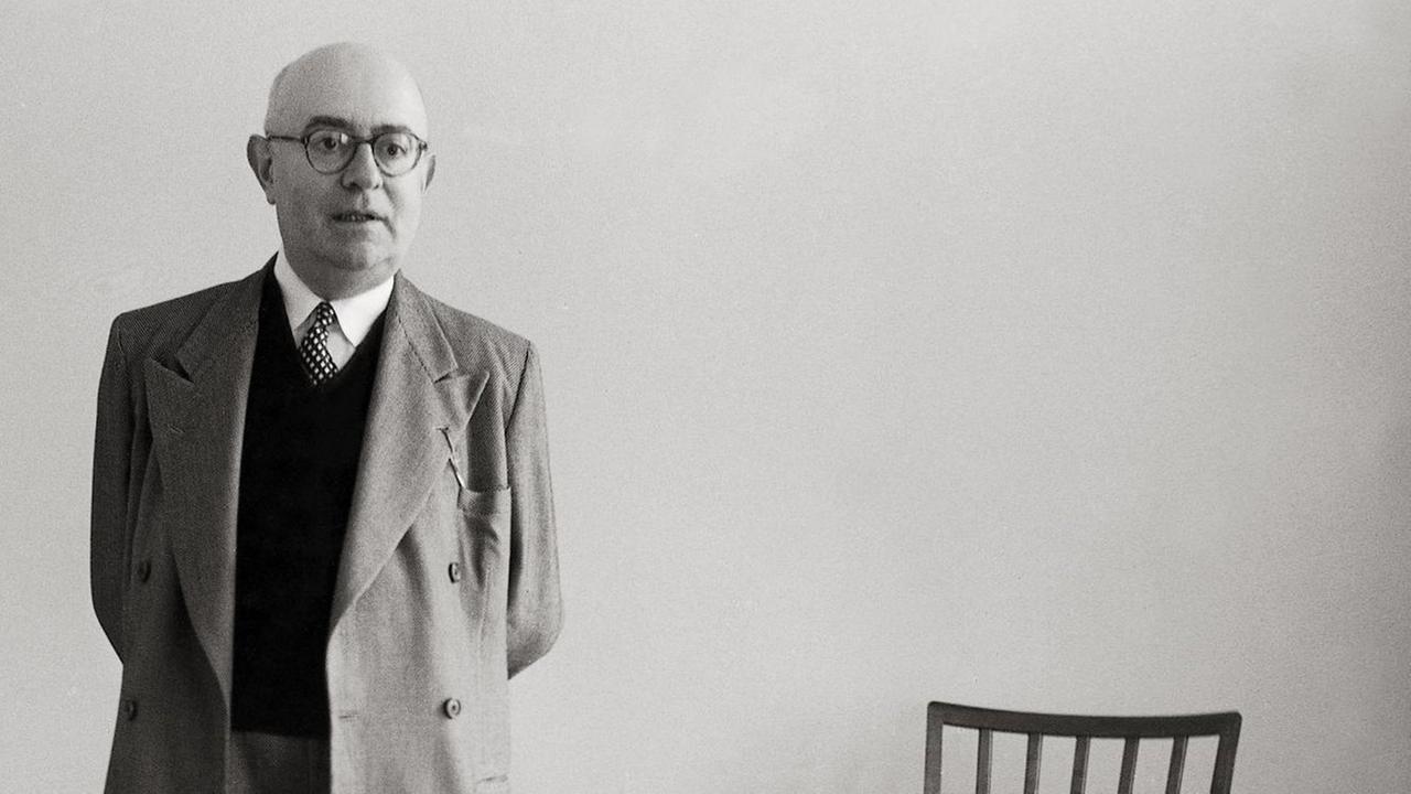 Adorno steht in seinem Büro am Schreibtisch - ein Foto aus dem Jahr 1958