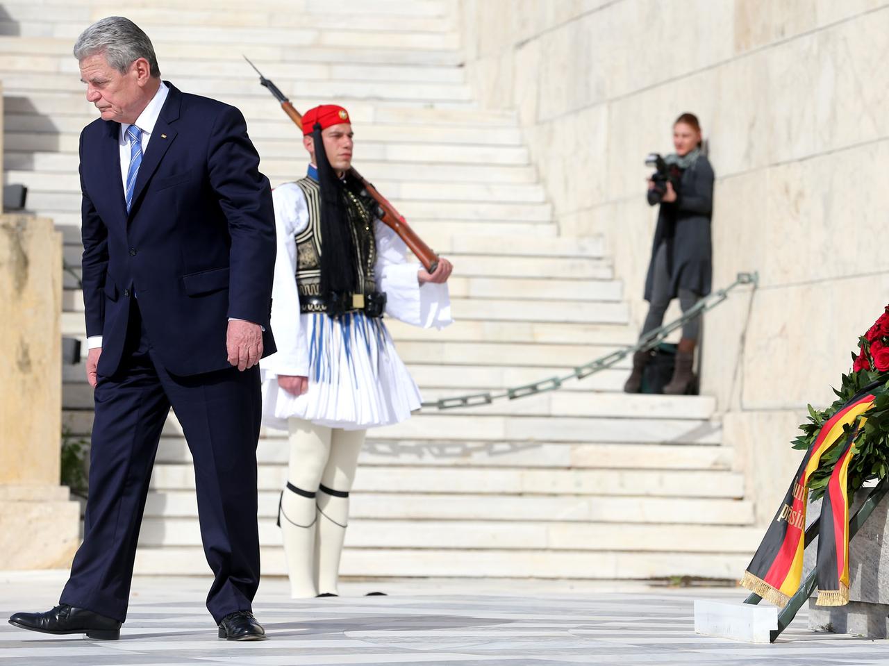 Bundespräsident Joachim Gauck legt am 06.03.2014 am Grabmal des unbekannten Soldaten in Athen einen Kranz nieder. Bundespräsident Joachim Gauck legt am 06.03.2014 am Grabmal des unbekannten Soldaten in Athen einen Kranz nieder.