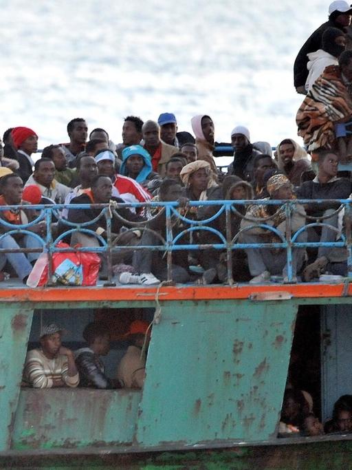 Ein Boot mit Flüchtlingen vor der italienischen Insel Lampedusa